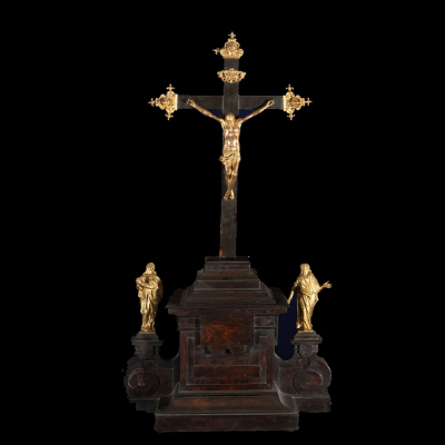 ESCUELA RENACENTISTA DEL ESCORIAL DEL SIGLO XVI.  Espectacular Calvario en ébano y bronce dorado con &quot;Cristo Vestido&quot; del vaciado de Miguel Ángel Buonarroti.