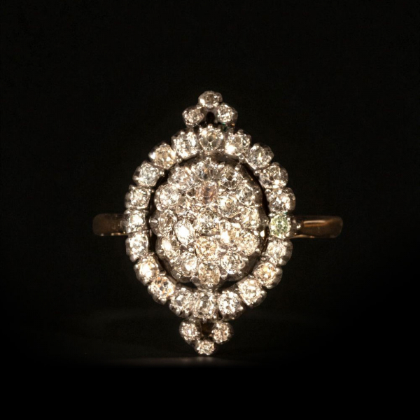 Importante anillo Victoriano en oro de 18k y diamantes, siglo XIX. 