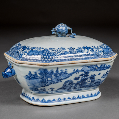 Sopera poligonal en porcelana de compañía de Indias, esmaltada en azul cobalto y blanco del siglo XVIII