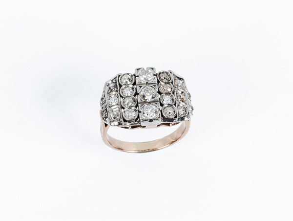 Sortija antigua 'art decó' en montura de oro amarillo, decorada en en filas caladas de diamantes talla brillante antigua y 'cojín'