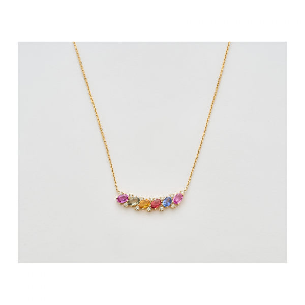 Gargantilla en oro con zafiros multicolor talla oval de 5 x 3 mm y diamantes talla brillante engastados en garras.