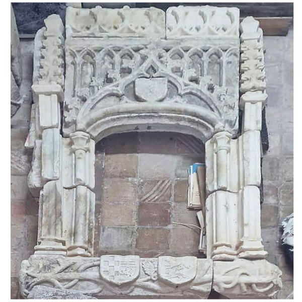 Importante Cornisa de ventana Gótica catalana. Siglo XV, con pareja de escudos Heráldicos catalanes.