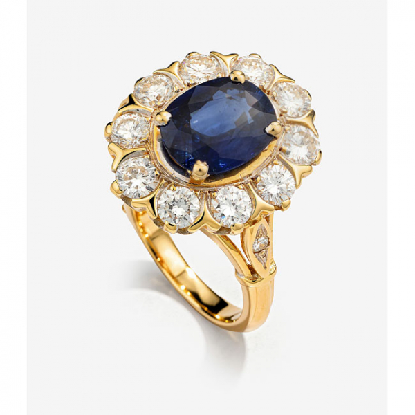 Sortija en oro amarillo con zafiro azul central y 10 diamantes talla brillante alrededor con un peso total de 1,10 cts. aprox.