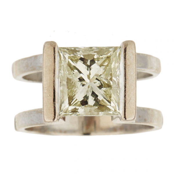 Sortija solitario en oro blanco con diamante talla princesa engastado en barras. Peso diamante: 3 ct. aprox.
