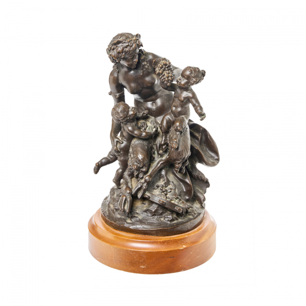 Después de Claude M. Clodion (Francia, 1738-1814) Maternidad. Grupo escultórico en bronce patinado sobre peana en madera.