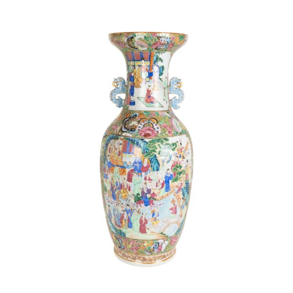 Jarrón en porcelana china Familia Rosa con deoraciones esmaltadas de motivos palaciegos en cartelas y motivos florales y de mariposas, s.XX.