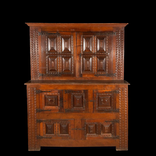 Aparador de dos cuerpos en madera de nogal y casta&ntilde;o. Escuela Espa&ntilde;ola del siglo XVI.