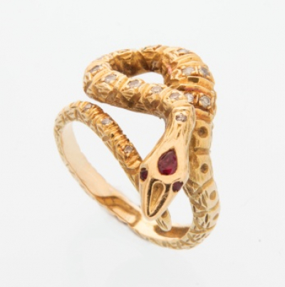 Sortija en oro amarillo representando serpiente con rubíes y 17 diamantes talla brillante