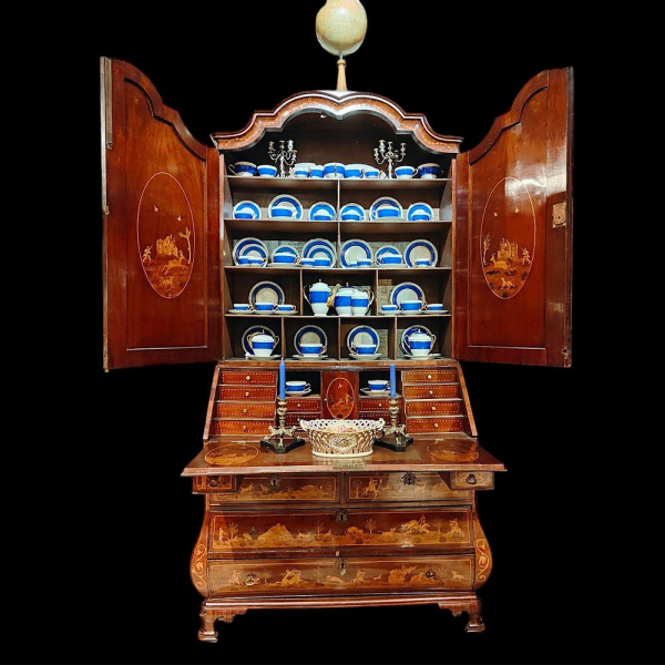 Bureau flamenco con marqueter&iacute;a tallada de escenas de caza, Flandes, 1720.