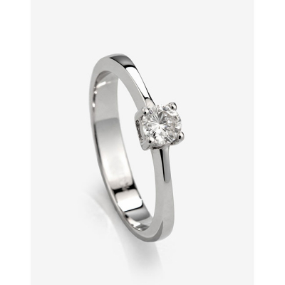 Sortija solitario en oro blanco y diamante talla brillante central con un peso total de 0,27 cts. aprox. Peso: 3 grs.
