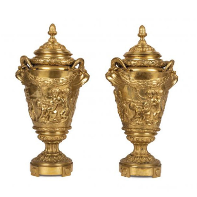 Pareja de urnas en bronce dorado. Francia, S. XIX
