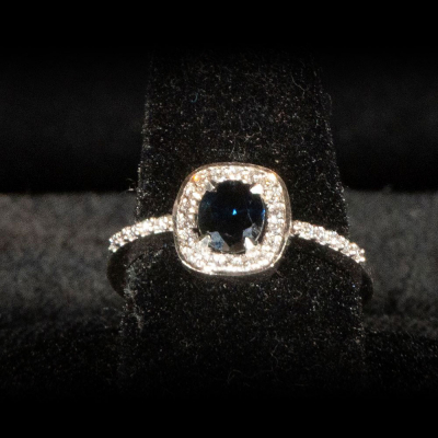 Broche oro bicolor de 18 k ornamentado con 24 diamantes talla roca antigua y cuatro diamantes talla brillante y perla cultivada.