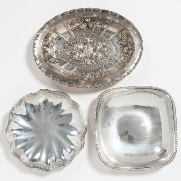 Conjunto de dos paneras y una bandeja en plata española y punzonada del siglo XX.