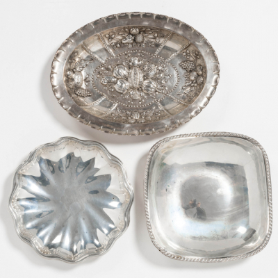 Conjunto de dos paneras y una bandeja en plata espa&ntilde;ola y punzonada del siglo XX.