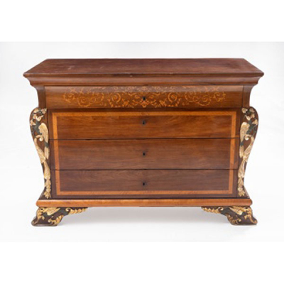Cómoda en madera de caoba y marquetería Época Fernandina. España S. XIX.