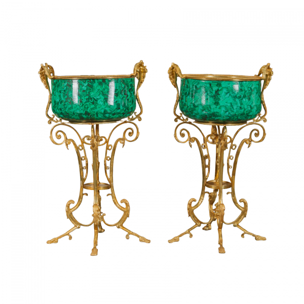 Pareja de jardineras o enfriadores en símil de malaquita sobre pie en bronce dorado con decoración de roleos y rocallas, s.XX.