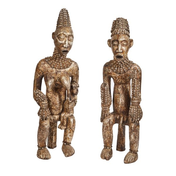 Rey y Reina Bangwa esculturas en madera tallada y chapada en finas placas de latón con aplicaciones de telas y conchas. Camerún, reproducción de mediados del s.XX.