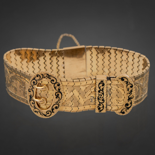 Bonita pulsera en forma de cintur&oacute;n en oro amarillo de 18kt con decoraci&oacute;n vegetal grabada y toques de esmalte negro.