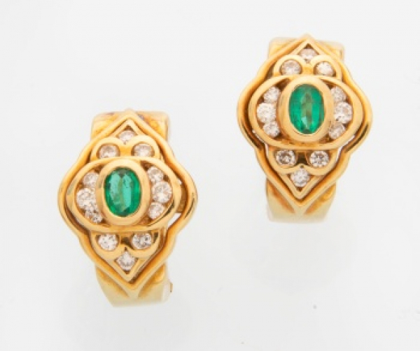 Pendientes en oro amarillo con esmeralda central y orla de diamantes 
