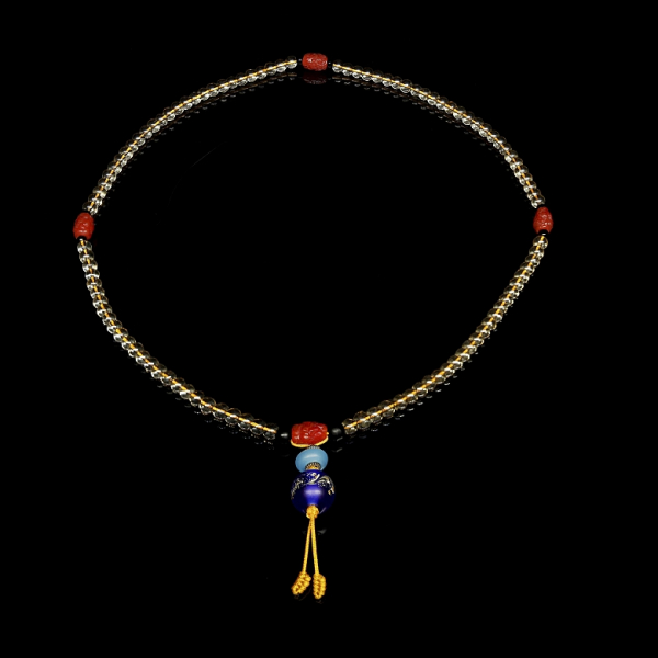 Collar de ciento ocho cuentas de cuarzo amarillo y vidrio liulí azul cobalto, s.XX.