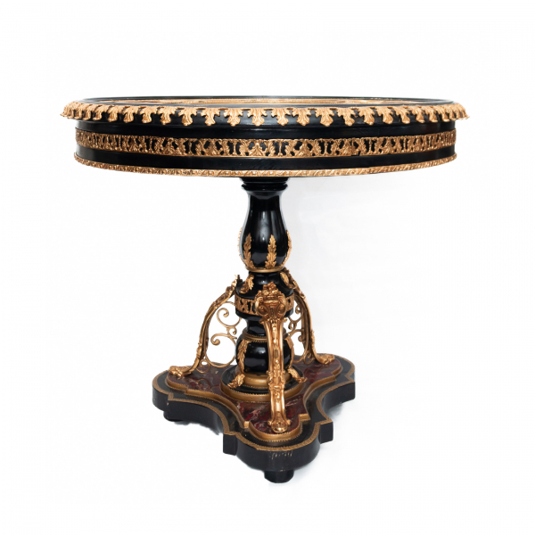 Mesa circular estilo Napoleón III en madera ebonizada con aplicaciones en bronce dorado y escenas bucólicas en porcelana esmaltada, s.XX.
