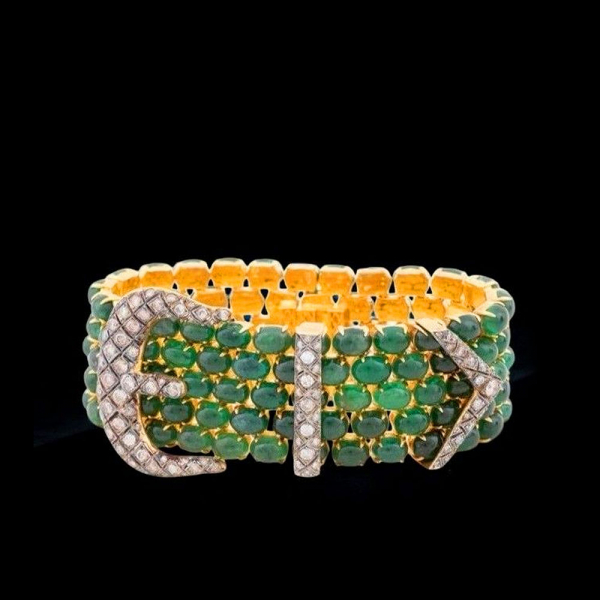 Pulsera ancha en plata Ley 925 sobredorada con esmeraldas y diamantes.