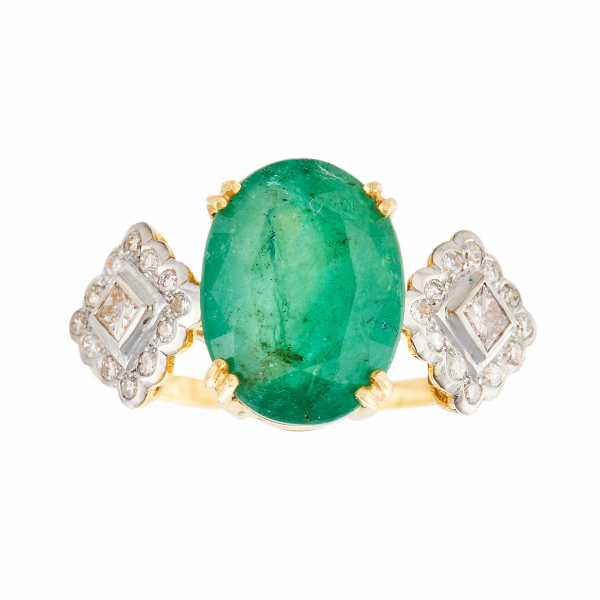 Sortija en oro con esmeralda talla oval custodiada por cuadrados de diamantes tallas brillante y princesa.