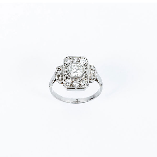 Bello anillo de época, art-decó, en oro blanco, con un limpio y blanco diamante central, talla brillante 