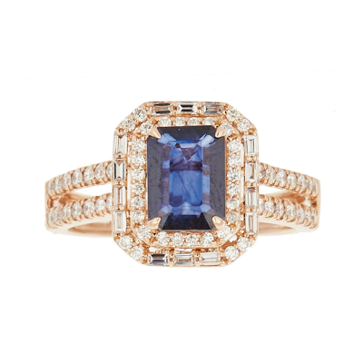 Sortija en oro rosa con rosetón central de zafiro azul talla esmeralda y doble orla y brazos de diamantes tallas brillante y baguette.