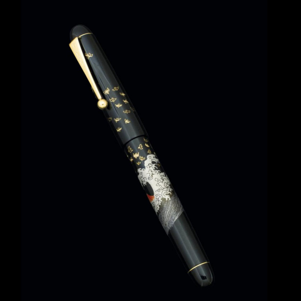 Estilográfica marca NAMIKI, modelo Fuji and Waves, perteneciente a la colección Tradition. Realizada en técnica Maki-e.
