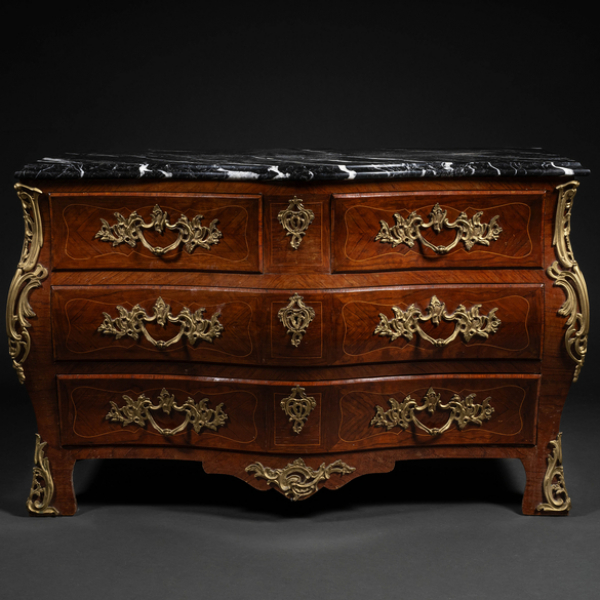 Cómoda estilo Luís XV en madera de nogal y limoncillo del siglo XX.