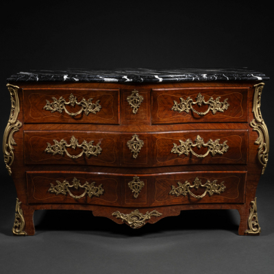 Cómoda estilo Luís XV en madera de nogal y limoncillo del siglo XX.