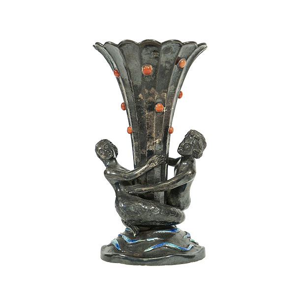 Copa en plata con decoración de pareja de sirenas y pequeñas aplicaciones de esmalte y coral.