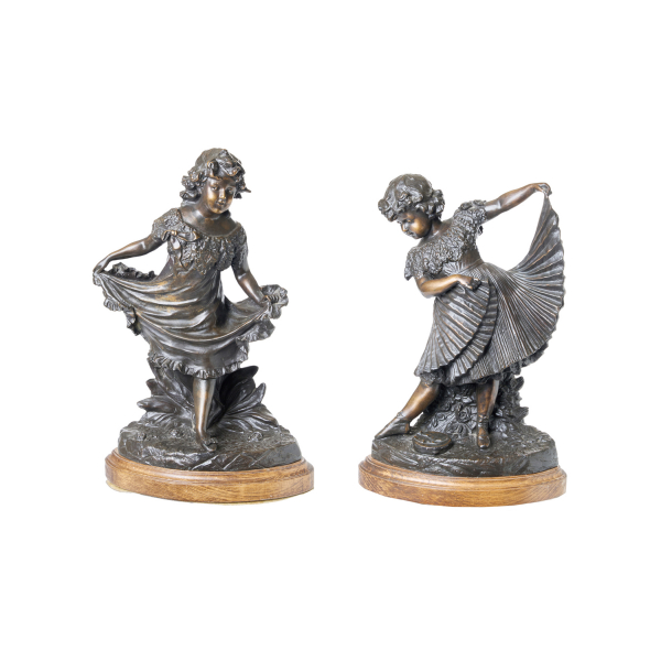 Después de Paul Dubois Niñas bailando. Pareja de esculturas en bronce patinado 
