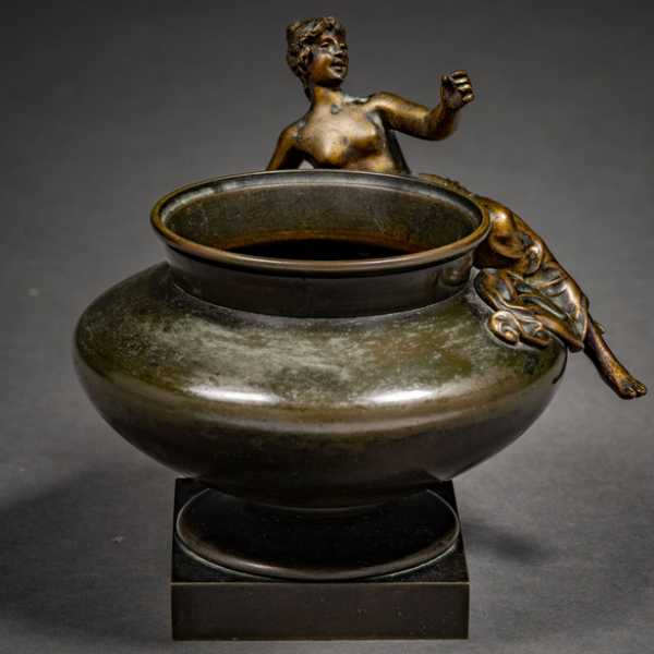 Centro modernista de bronce pavonado.  SYLVAIN KINSBURGER (Francia, 1855-1935)