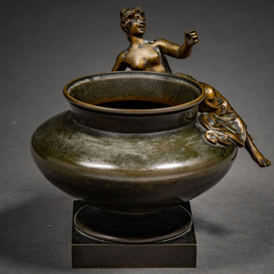 Centro modernista de bronce pavonado.  SYLVAIN KINSBURGER (Francia, 1855-1935)