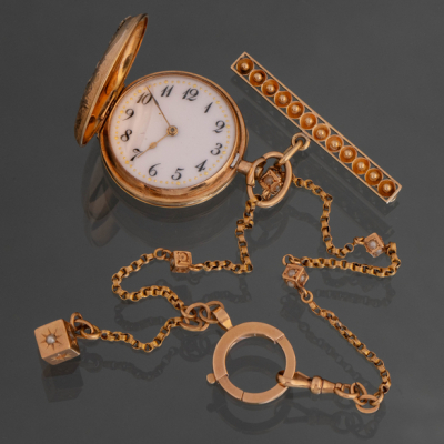 Reloj de bolsillo de dos tapas en oro amarillo de 18kt con leontina y alfiler en oro amarillo de 18kt.