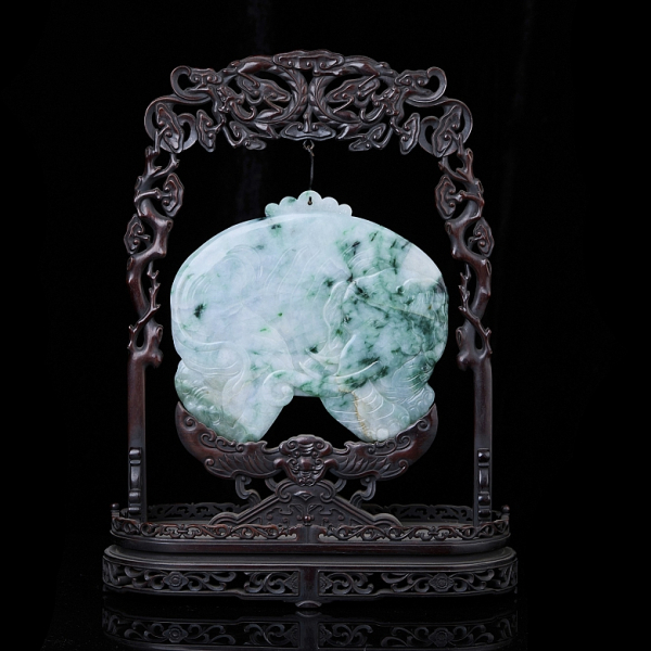 Panel de madera y jade&iacute;ta "Elefante y prosperidad", dinast&iacute;a Qing. 