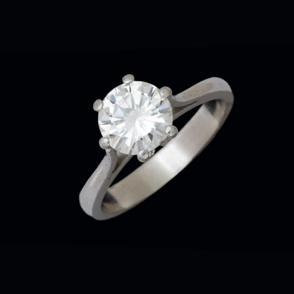 Anillo de oro blanco de 18 K. con diamante solitario de 2 cts. aprox. Lascado en el filetín.
