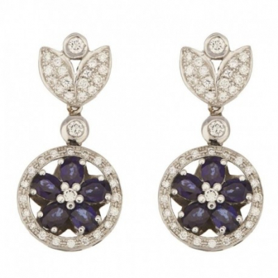 Pendientes en oro blanco con diamantes talla brillante y flor de zafiros azules talla oval