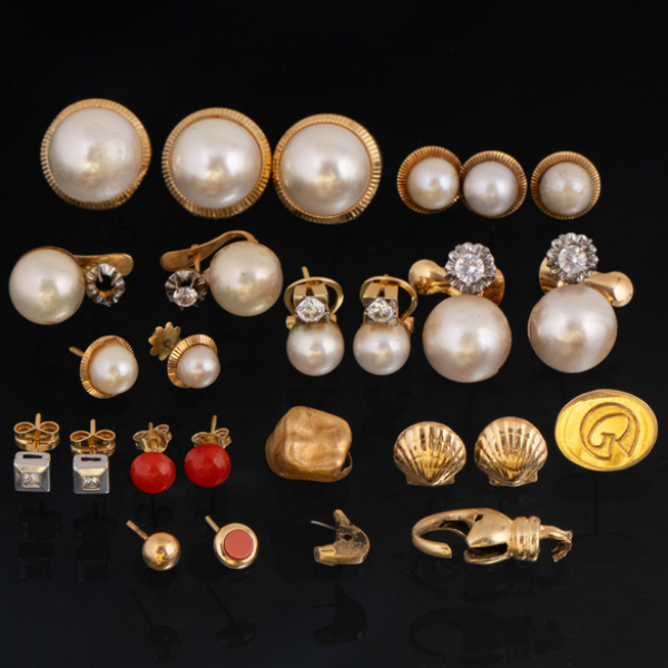 Miscelánea de pendientes en oro amarillo de 18kt con perla japonesa, coral rojo, pendientes sueltos y cierres.
