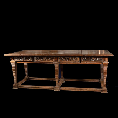 Mesa en madera de nogal con cuatro cajones. Escuela Espa&ntilde;ola. Siglo XVI.