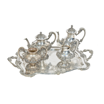 Juego de café de cinco piezas en plata portuguesa punzonada con decoraciones repujadas s.XX.