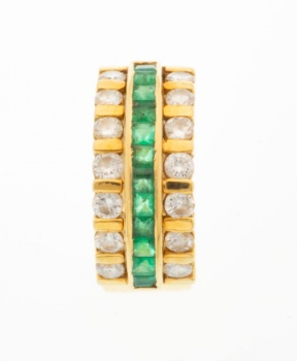 Sortija en oro amarillo con fila de esmeraldas talla baguette y 2 filas de diamantes talla brillante