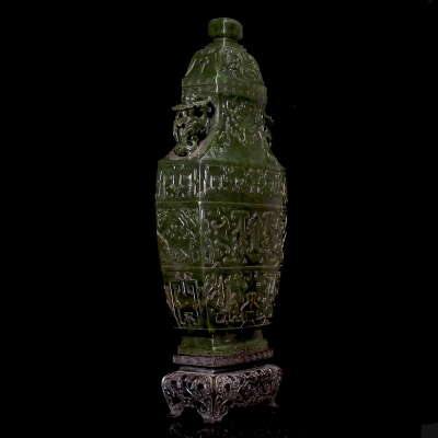 Jarr&oacute;n de jade verde espinaca de Hetian, Dinast&iacute;a Qing (1644&ndash;1912) o posterior. 