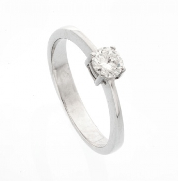 Solitario en oro blanco con diamante talla brillante con un peso total de 0,40 cts.aprox.