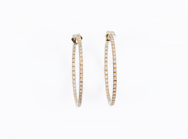 Pendientes criollas grandes en oro amarillo con ambas vistas decoradas en fila de blancos diamantes, talla brillante.