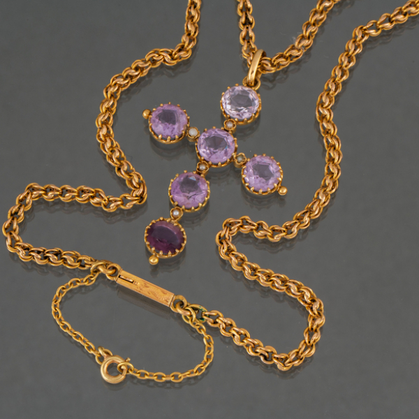 Cadena de eslabones con colgante en forma de cruz en oro amarillo de 18 kt y amatistas