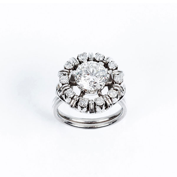 Importante sortija vintage en sólida montura de platino con un limpio y blanco diamante natural, talla brillante, en garras