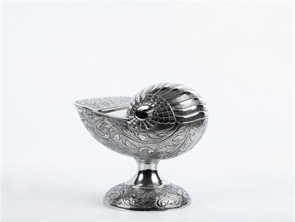 Centro vintage en forma de caracola, en plata de ley contrastada, según modelo clásico.